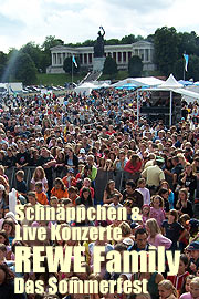 "Rewe Family Sommerfest" auf der Theresienwiese. Fahrgeschäfte und anderen Attraktionen locken nebst vielen Schnäppchen an die 200.000 Besucher zum größten 1-tägigen Volksfest in Bayern (Foto. Martin Schmitz)